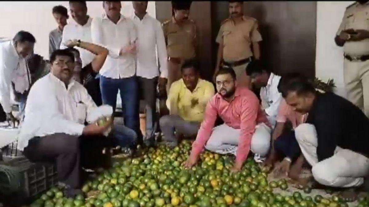 प्रहार संगठन के कार्यकर्ता कलेक्टर ऑफिस में संतरा फेंक आंदोलन करते हुए