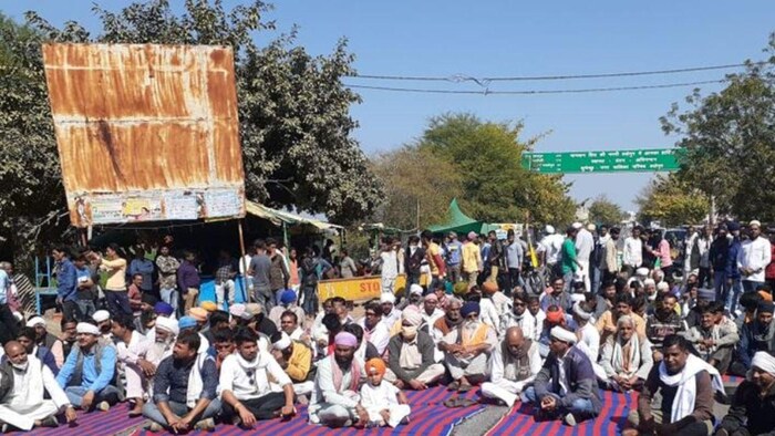 यूपी के गन्ना किसानों ने कृषि कार्यालय के आगे दिया धरना, जड़ा ताला