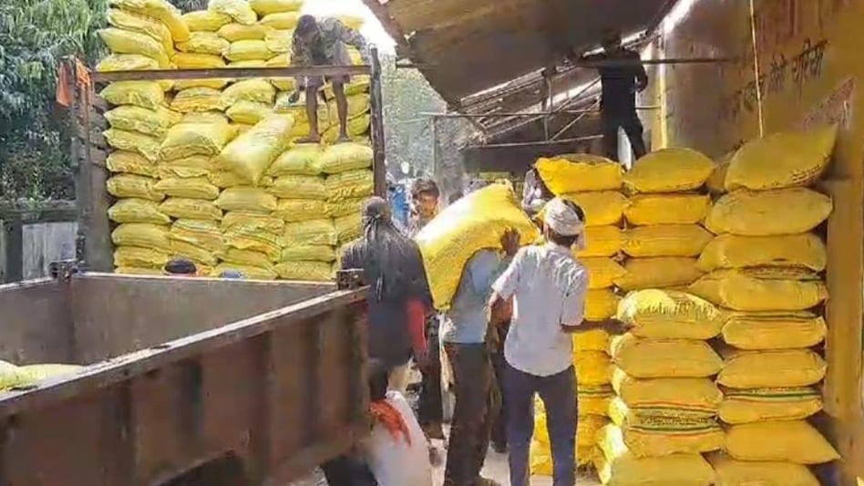 MP News: भिंड जिले में DAP के लिए मारामारी, खादों के लिए दर-दर की ठोकरें खा रहे किसान MP News: भिंड जिले में DAP के लिए मारामारी, खादों के लिए दर-दर की ठोकरें खा रहे किसान