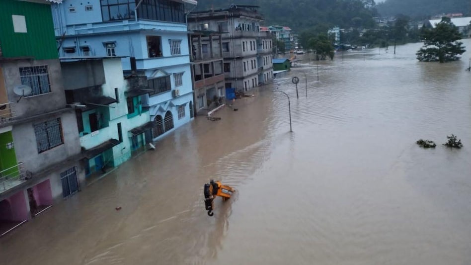 सिक्किम में बादल फटा, तीस्ता नदी में अचानक आई बाढ़, सेना के कई जवान लापता सिक्किम में बादल फटा, तीस्ता नदी में अचानक आई बाढ़, सेना के कई जवान लापता