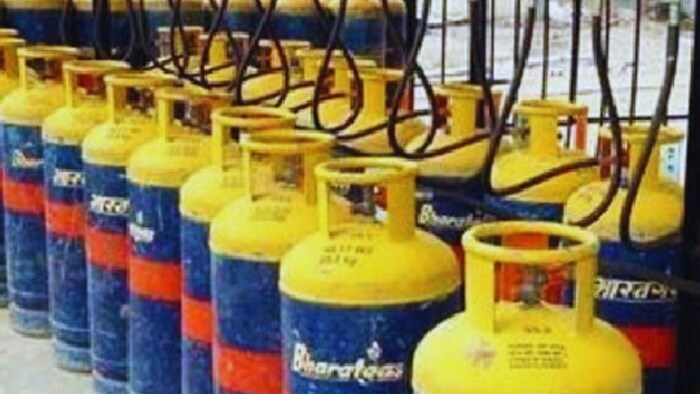 एक झटके में कमर्शियल सिलेंडर 209 रुपये महंगा