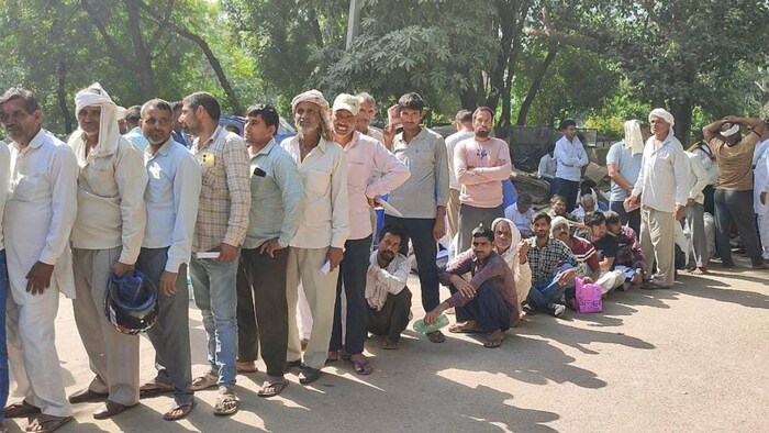 रेवाड़ी अनाज मंडी में व्यवस्था नहीं होने के कारण किसान हुए परेशान