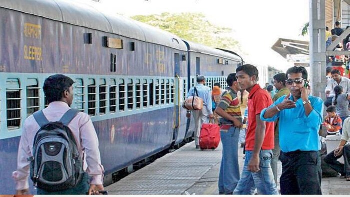 यदि ट्रेन दुर्घटना में किसी यात्री की मृत्यु हो जाती है तो 10 लाख रुपये बीमा राशि के रूप में मिलते हैं.