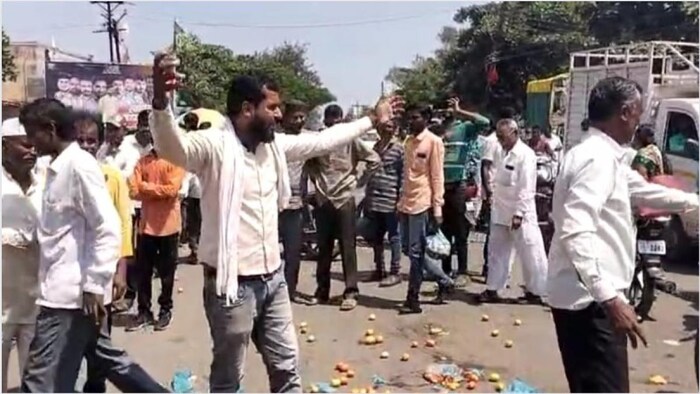 मुफ्त में टमाटर बांट कर विरोध करते किसान फोटोःकिसान तक