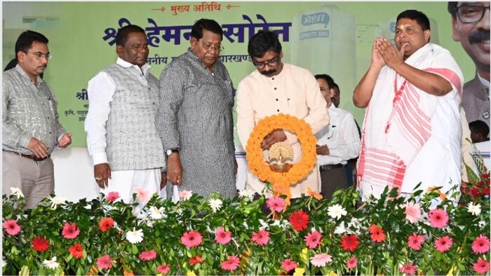 डेयरी प्रोसेसिंग प्लांट का उद्घाटन करते मुख्यमंत्री, कृषि मंत्री व अन्य फोटोः IPRD, झारखंड