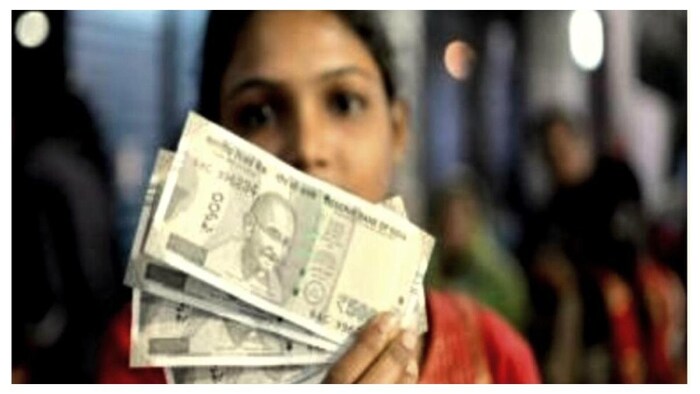 महिला सम्मान सेविंग सर्टिफिकेट स्कीम का लाभ लेने के लिए खााताधारक महिला मासिक न्यूनतम 1,000 रुपये की रकम निवेश कर सकती है,