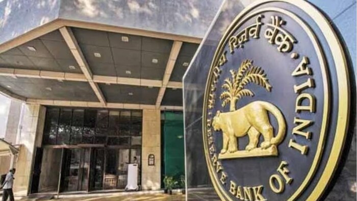 सीआईसी कंपनियां फाइनेंशियल हिस्ट्री रखती हैं और उसके आधार पर क्रेडिट स्कोर देती हैं, जो लोन लेने में मदद करता है.