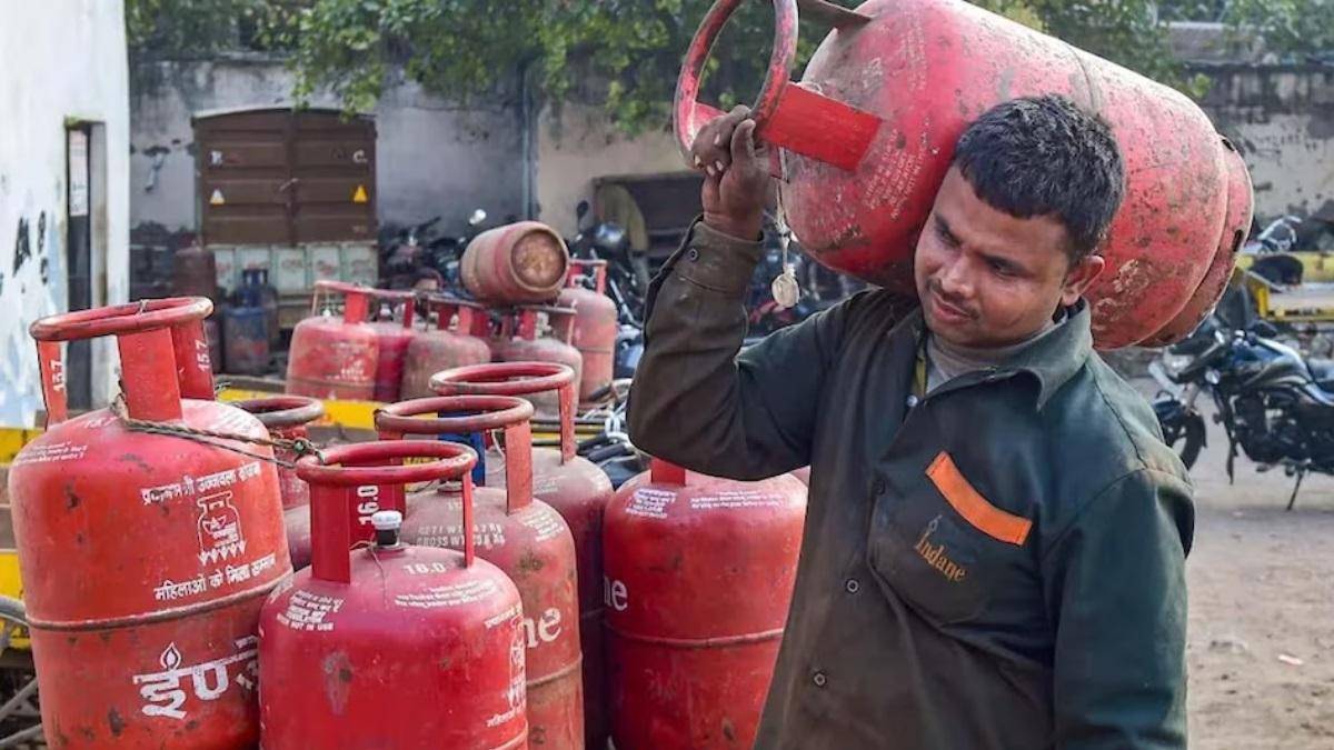 Free LPG Cylinder: दीपावली से पहले उज्ज्वला लाभार्थियों को बड़ा तोहफा, साल में दो बार मुफ्त सिलेंडर देने की घोषणा 