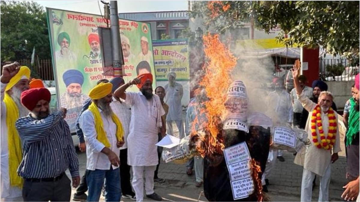 विजयदशमी पर उधम सिंह नगर के किसानों ने अपनाया विरोध का अनोखा तरीका, जलाया रावण का पुतला