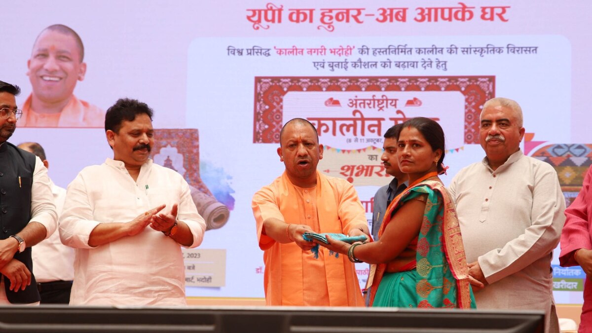 UP News: भदोही पहुंचे सीएम योगी, बोले- अब त्योहारों में लोग चीन का प्रोडक्ट नहीं, UP का ODOP करते हैं गिफ्ट