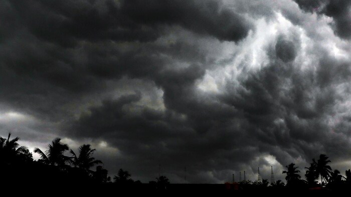 UP Weather: वाराणसी और उसके आसपास के क्षेत्र में भी बिजली गिरने की उम्मीद है.