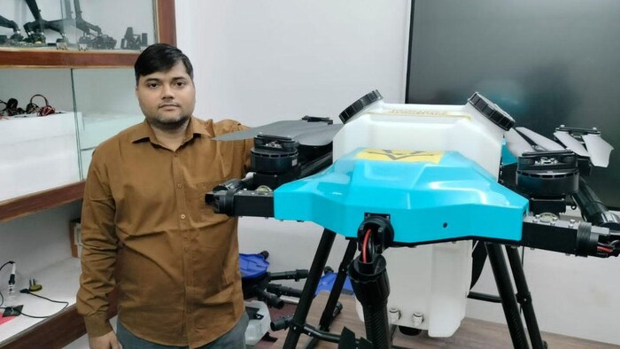 बिहार में बना देश का पहला तीस लीटर कैपेसिटी वाला कृषि ड्रोन के साथ मनीष. फोटो-किसान तक