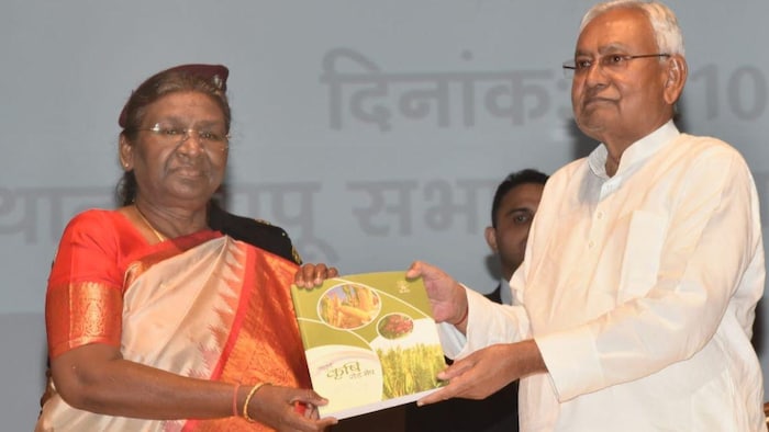 राष्ट्रपति द्रौपदी मुर्मु के साथ सीएम नीतीश कुमार पटना में चतुर्थ कृषि रोड मैप का शुभारंभ करते हुए