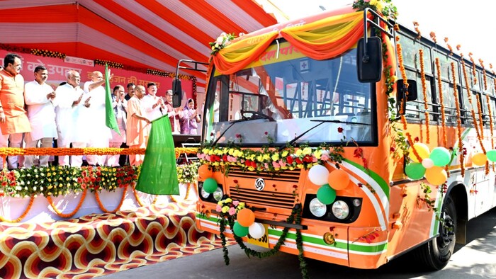 सीएम योगी ने कहा कि कुछ दिनों बाद यूपी में इलेक्ट्रिक बसों का निर्माण शुरू होगा.