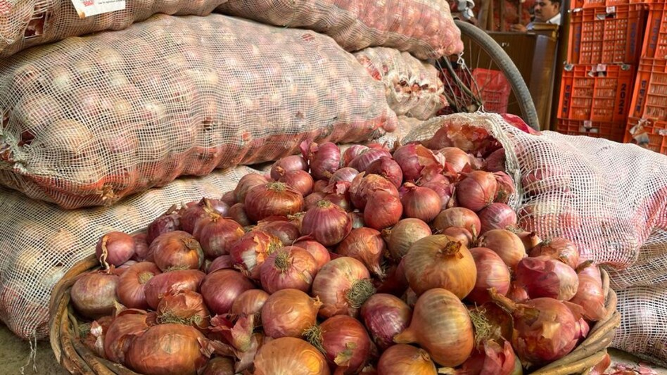 Onion Price Hike: दिवाली से पहले प्याज के दामों में आया भारी उछाल, जानें लखनऊ के मंडी में आज का ताजा रेट Onion Price Hike: दिवाली से पहले प्याज के दामों में आया भारी उछाल, जानें लखनऊ के मंडी में आज का ताजा रेट