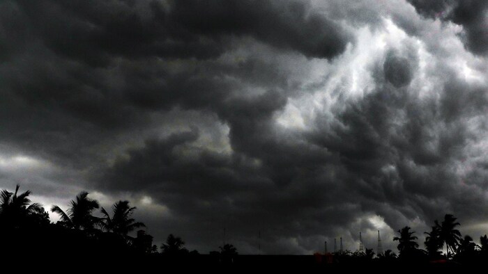 UP Weather: यूपी के 9 जिलो में भारी बारिश के आसार, बिजली गिरने का भी अलर्ट जारी