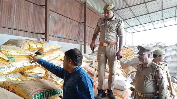 अवैध खाद कारोबारी की संपत्ति पुलिस ने किया कुर्क