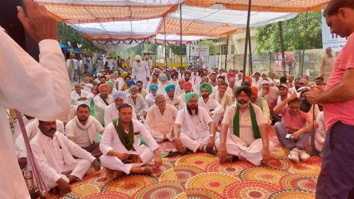 क्लेम के लिए किसानों का प्रदर्शन, लिखित समझौते पर माने. फाइल फोटो