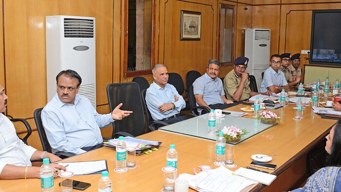 एक महीने में पकड़ी 170 करोड़ रुपये शराब, नकदी.