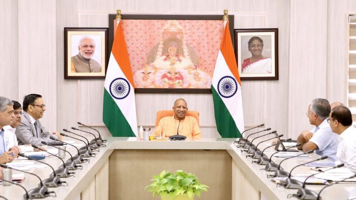 सीएम योगी ने गोरखपुर में गोरखपुर चिकित्सा विज्ञान महाविद्यालय का निर्माण शुरू कराने को कहा, फोटो: साभार, यूपी सरकार