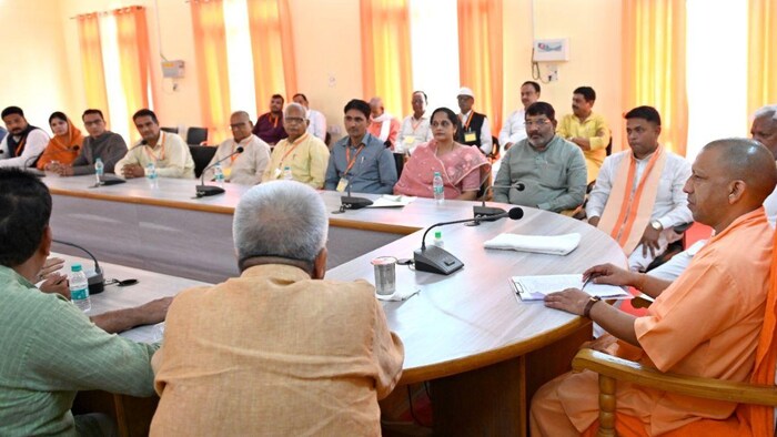 यूपी की योगी सरकार ने चकबन्दी विभाग के लापरवाह अफसरों पर चलाया सख्ती का चाबुक, फोटो: साभार, यूपी सरकार