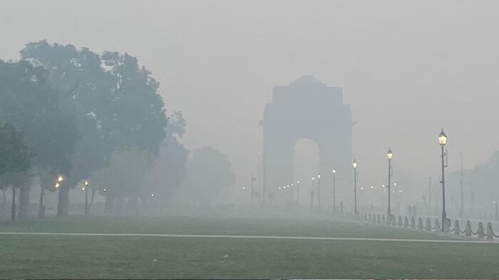 दिल्ली के पर्यावरण मंत्री गोपाल राय ने दिल्ली सचिवालय में प्रदूषण समीक्षा बैठक की.