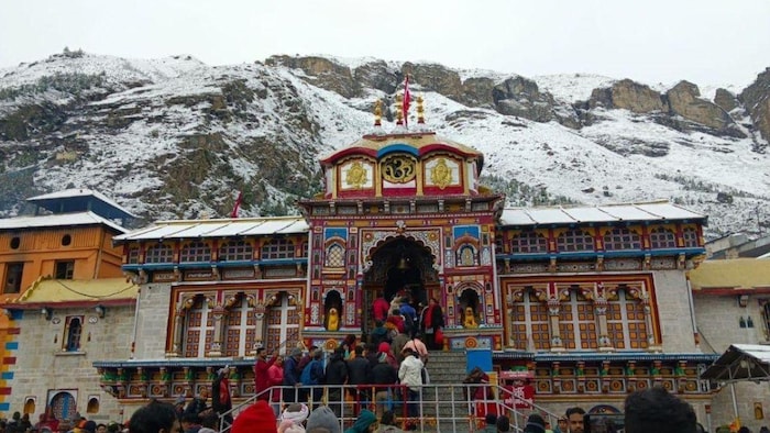 चमोली बद्रीनाथ धाम में जमकर हुई बर्फबारी