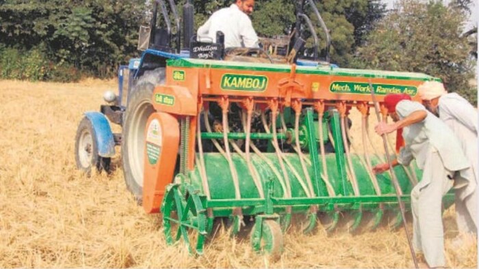 पंजाब में सीआऱएम मशीन और ट्रैक्टर की बेमेल जोड़ी सांकेतिक तस्वीर