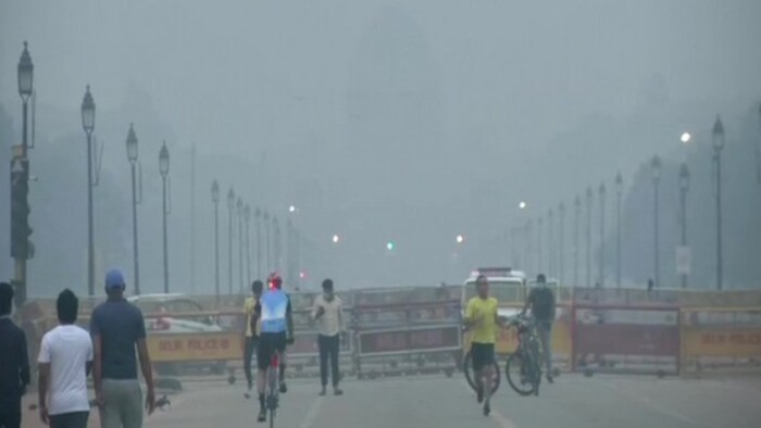 दिल्ली में प्रदूषण का स्तर बढ़ गया है