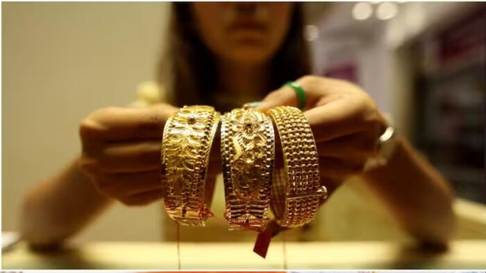 एक्सपर्ट ने सुरक्षित निवेश विकल्प के चलते गोल्ड की कीमतों में उछाल की संभावना जताई है. ऐसे में गोल्ड निवेश फायदेमंद हो सकता है.