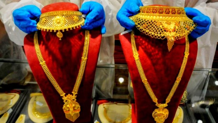 धनतेरस पर सोने और चांदी की खरीदारी में उछाल, बिक्री 20% बढ़ी, कारोबार मूल्य 30,000 करोड़ रुपये से अधिक का रहा.