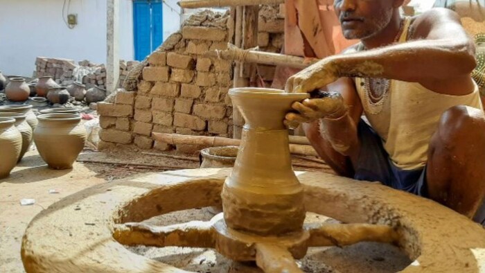 मिट्टी के दिए बनाने वाले कुम्हार