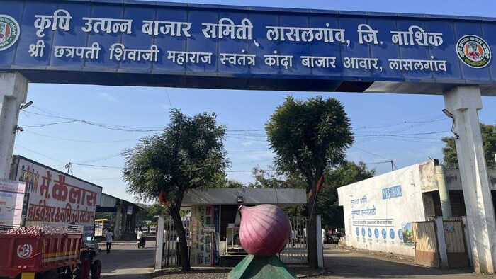 प्याज की मंडी बंद रहने से किसानों को भारी नुकसान हो रहा हैं