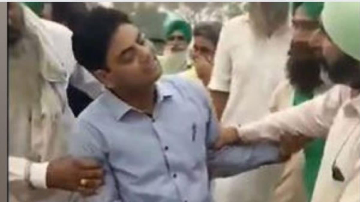 अधिकारी को पराली जलाने के लिए मजबूर करते किसान फोटोः एएनआई