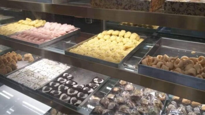 महिलाएं बना रही हैं बिना तेल और घी की मिठाइयाँ (मिठाई की सांकेतिक फोटो)