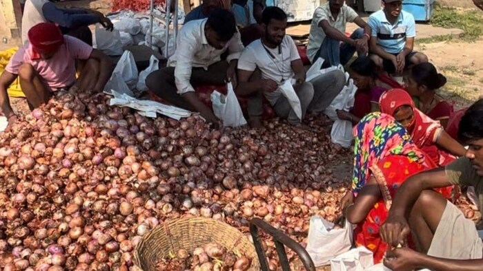 पटना में सरकार लोगों को दे रही है 25 रुपये किलो प्याज. फोटो-किसान तक