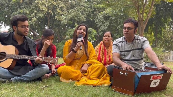 छठ गीतों से भाईचारे का संदेश दे रहीं निलोफ़र शबनम. फोटो-किसान तक