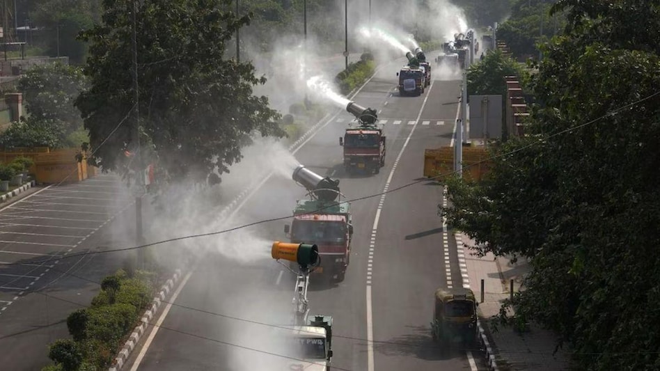 Air Pollution: दिल्ली-NCR में जहरीली हवा से सांस लेना हुआ दूभर, घर में कैद हुए बच्चे और बुजुर्ग - Air pollution air Delhi pollution Delhi AQI difficulty in breathing -