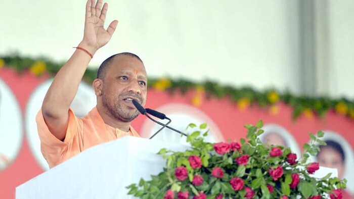 CM योगी हर साल इस गांव में जलाते हैं दीपावली का दीपक (File photo)