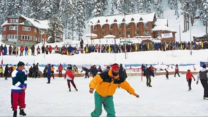 औली में दिख रहा बर्फबारी का अद्भुत नजारा