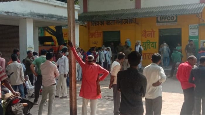 एमपी की सहकारी समितियों में किसान को नहीं मिल रही खाद(फोटो, किसान तक)