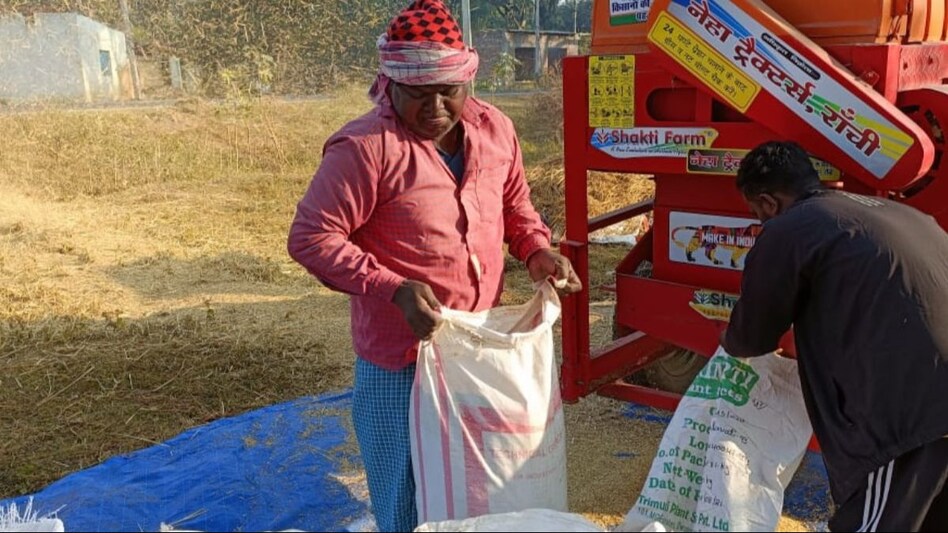 धान खरीद की धीमी गति के कारण परेशान हैं संबलपुर के किसान धान खरीद की धीमी गति के कारण परेशान हैं संबलपुर के किसान
