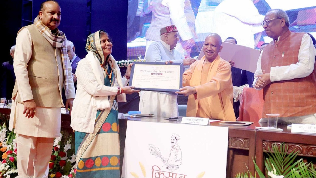 महिला किसान कमला त्रिपाठी को सीएम योगी ने किया सम्मानित