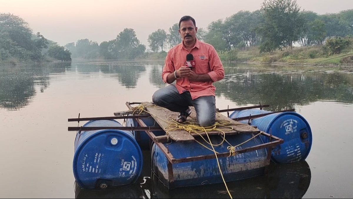 देसी जुगाड़ की मदद से बनाई नाव