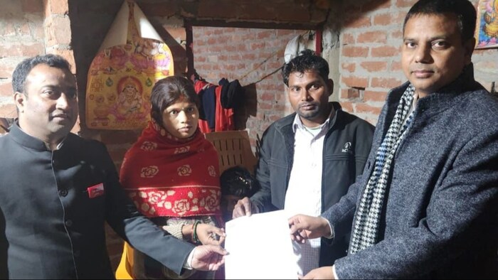 मीरा को स्वीकृति पत्र सौंपते मंडलायुक्त गौरव दयाल और जिलाधिकारी नितीश कुमार