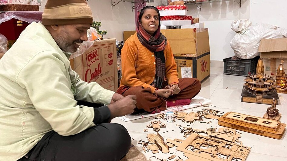 Ram Temple Model : अयोध्या में बन रहे राम मंदिर के मॉडल को तैयार कर रहे बनारस के हस्तशिल्पी, कारीगरों को मिल रहा रोजगार Ram Temple Model : अयोध्या में बन रहे राम मंदिर के मॉडल को तैयार कर रहे बनारस के हस्तशिल्पी, कारीगरों को मिल रहा रोजगार