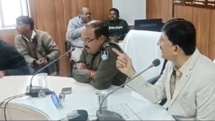 Collector giving advice to the driver