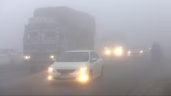 उत्तर प्रदेश में पड़ रही कड़ाके की ठंड से अभी निजात मिलने की कोई संभावना नहीं है.