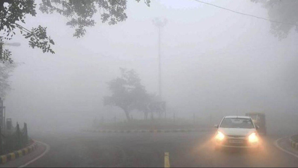 UP Weather: उत्तर प्रदेश में कड़ाके की ठंड से कांप रहे लोग, आज भी छाया रहेगा घना कोहरा, जानें मौसम का ताजा हाल