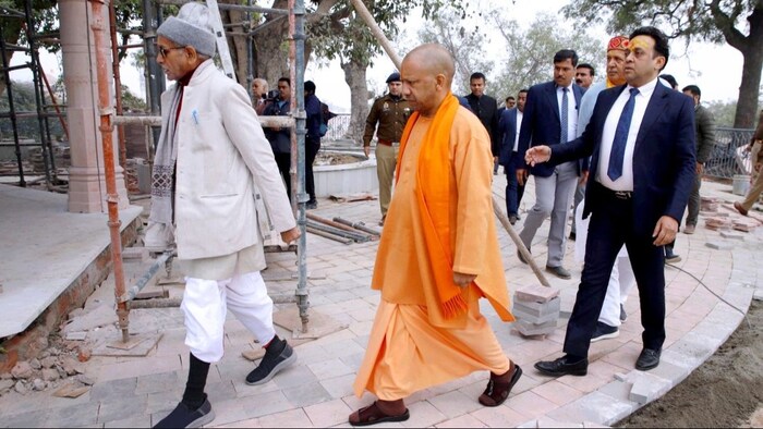यूपी के सीएम योगी आदित्यनाथ अयोध्या में रामोत्सव की तैयारियों का जायजा लेते हुए (फोटो: साभार यूपी सरकार)